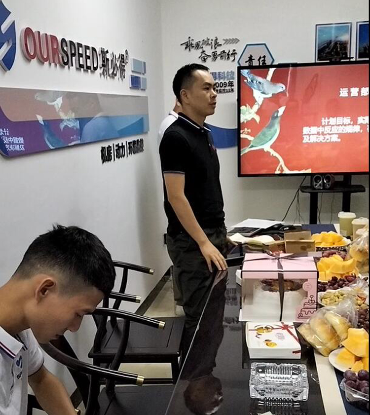 绿巨人视频官网科技召开9月份总结会暨生日会 绿巨人视频官网科技召开9月份总结会暨生日会